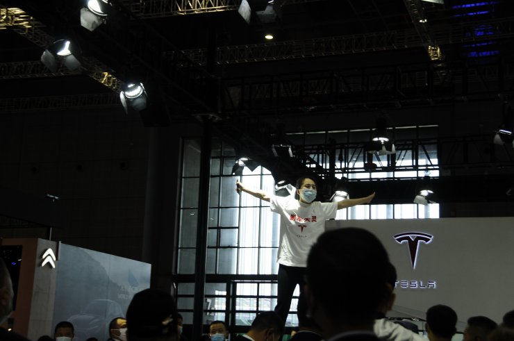 پریدن روی سقف تسلا مدل ۳ در نمایشگاه خودرو شانگهای؛ اعتراض به سبک چینی