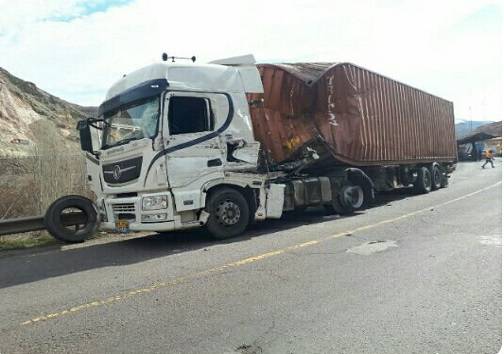 برخورد دو دستگاه تریلی در قزوین حادثه ساز شد