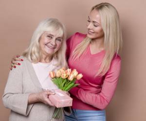 هدیه روز مادر چی بخریم؟ 6 پیشنهاد عالی