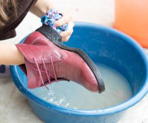 روش پاک کردن لکه قهوه از روی هر جنس کفش