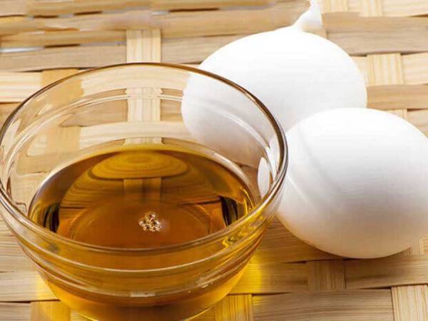 درمان خانگی وز شدن مو روغن بادام و تخم مرغ