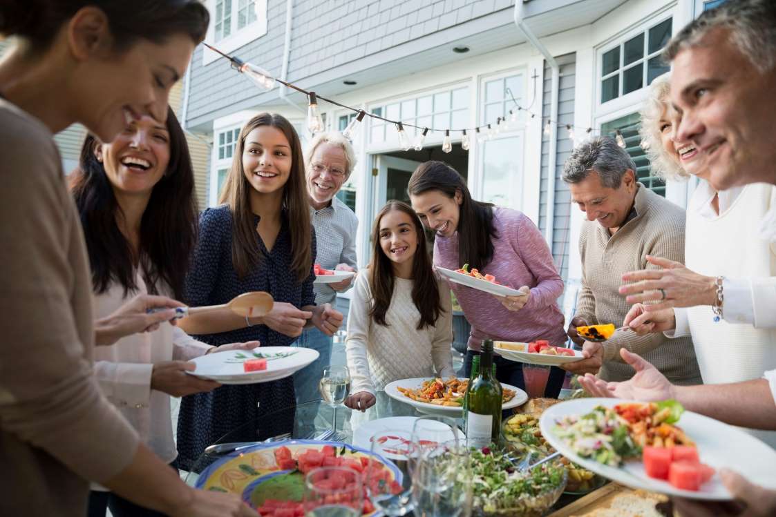 از آویزان کردن پیاز تا بخت گشایی به وسیله خروس/رسوم شب سال نوی میلادی در کشور‌های مختلف جهان+تصاویر