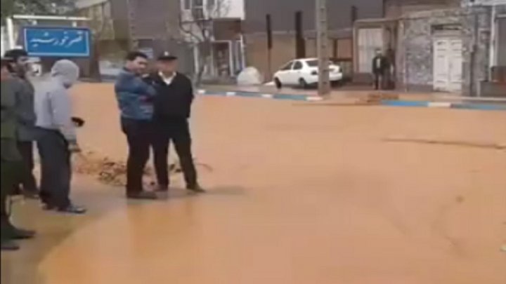 جاری شدن سیلاب در خیابان‌های «کلات» + فیلم