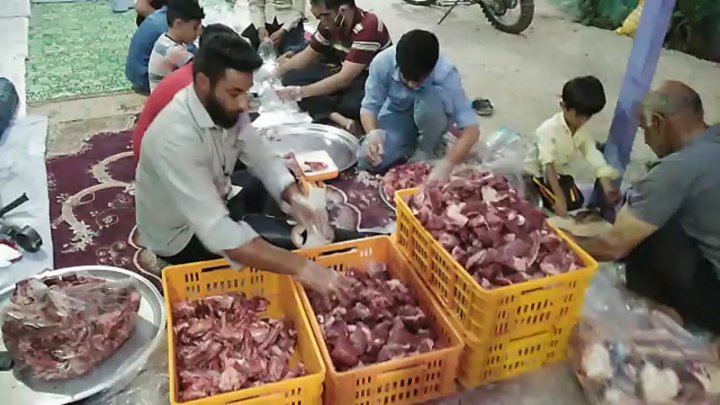 تهیه گوشت نذری برای کمک به نیازمندان در روز میلاد امام رضا (ع) + فیلم