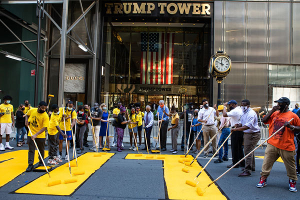 مشارکت شهردار نیویورک در نقاشی عبارت نمادین اعتراضات در مقابل برج ترامپ + تصاویر