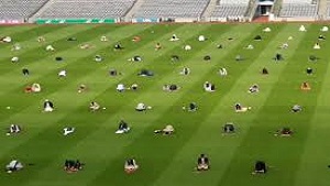 مسلمانان ایرلندی با شیوع کرونا نماز عید قربان را در استادیوم ورزشی خواندند