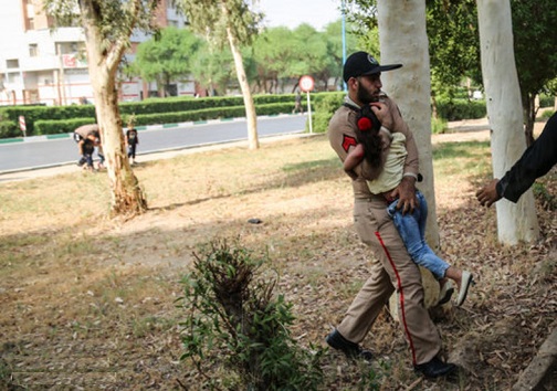 نجات کودکان از سوی سربازان در حمله به رژه اهواز