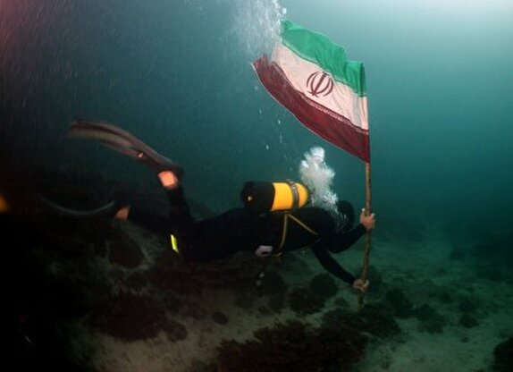 وقتی یک بسیجی پرچم ایران را در عمق ۴۰ متری دریا به اهتزاز در می‌آورد