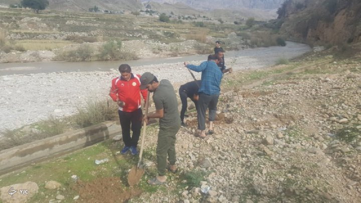 نهال‌ها با دستان مردم روستای پسکره باغملک ریشه در خاک گذاشتند