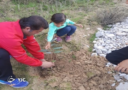 نهال‌ها با دستان مردم روستای پسکره باغملک ریشه در خاک گذاشتند