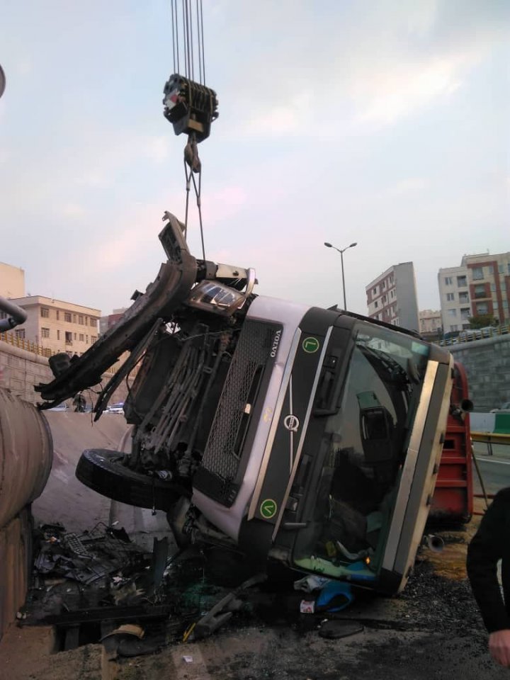 واژگونی یک دستگاه تریلر در بزرگراه امام علی/ راننده ۴۵ ساله جان باخت
