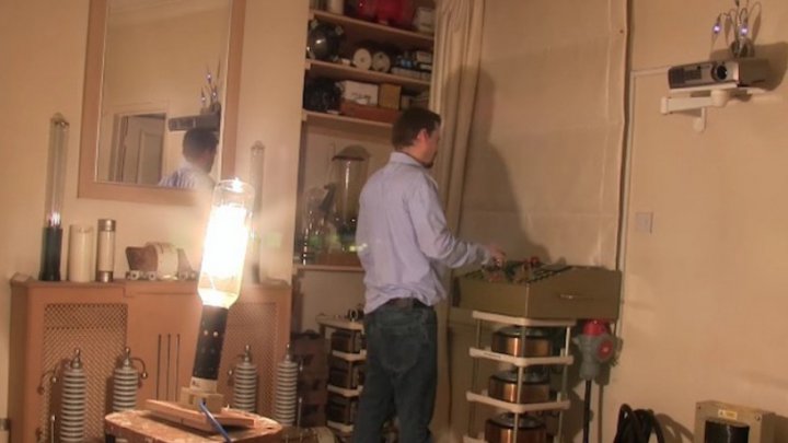 ویدئویی جالب از آزمایش روشنایی لامپ ۲۰ هزار واتی