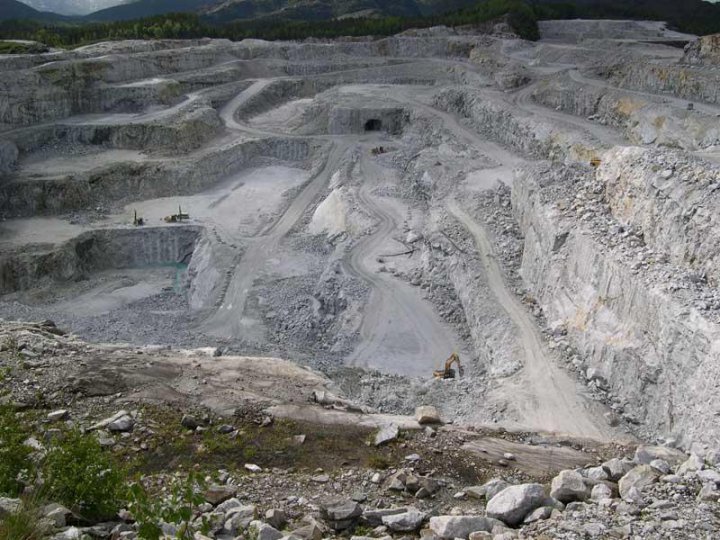 نگرانی های زیست محیطیِ معدن آهک بنک در جنوب کرمان