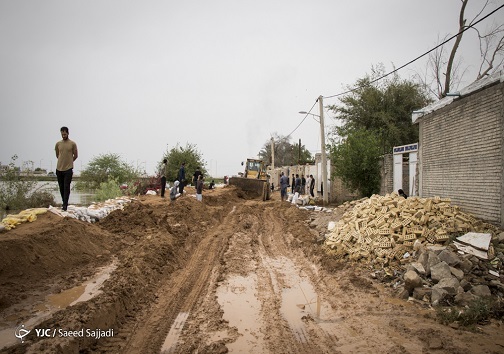 حفر سیل بند در یکی از روستا های خوزستان