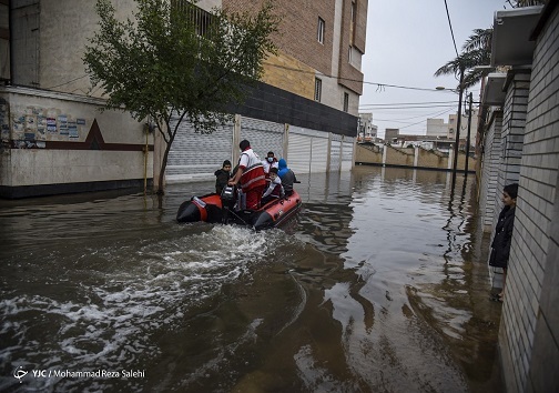 نیروهای امدادی در حال کمک به مردم اسیب دیده از بارندگی در خوزستان