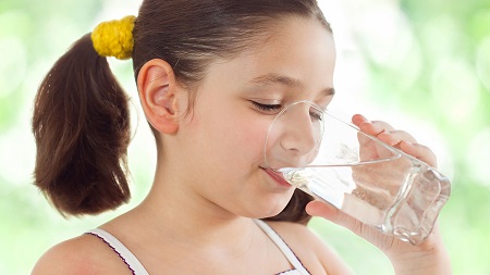 بهترین و مناسب ترین آب آشامیدنی برای کودکان و نوزادان