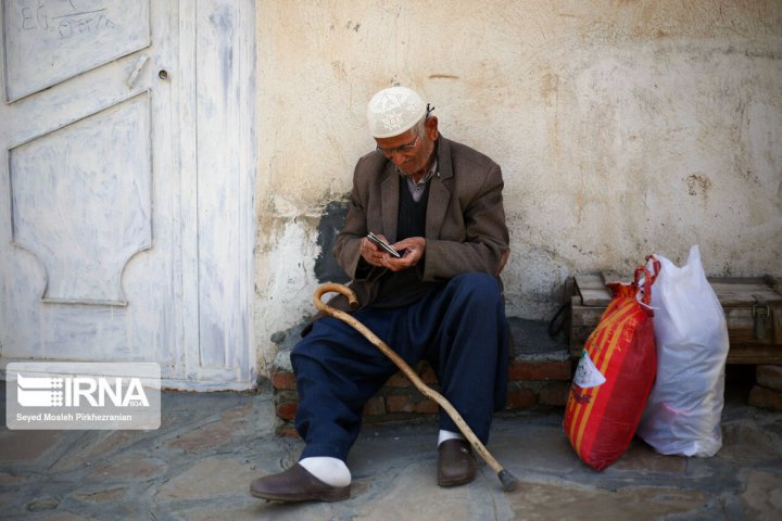 (تصاویر) توزیع بسته‌های غذایی در روستاهای کردستان‎