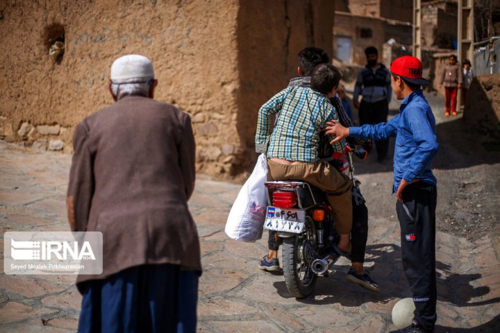 (تصاویر) توزیع بسته‌های غذایی در روستاهای کردستان‎