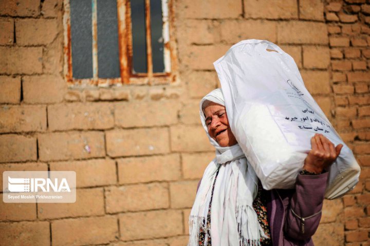 (تصاویر) توزیع بسته‌های غذایی در روستاهای کردستان‎