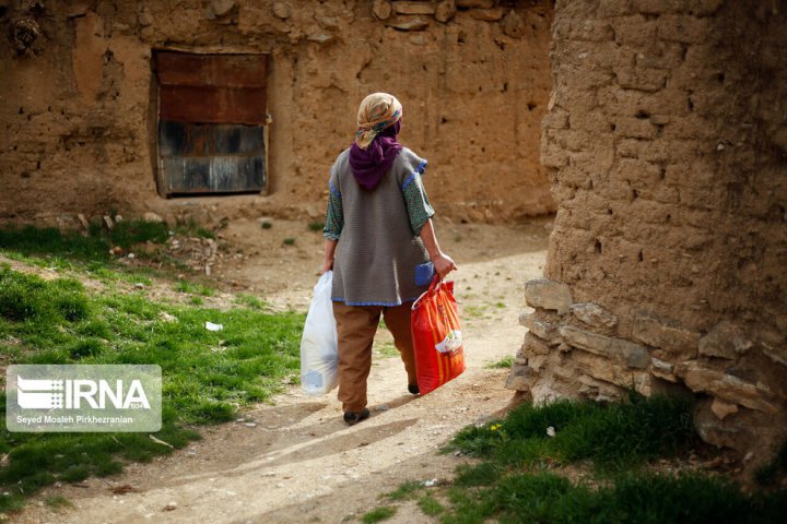 (تصاویر) توزیع بسته‌های غذایی در روستاهای کردستان‎