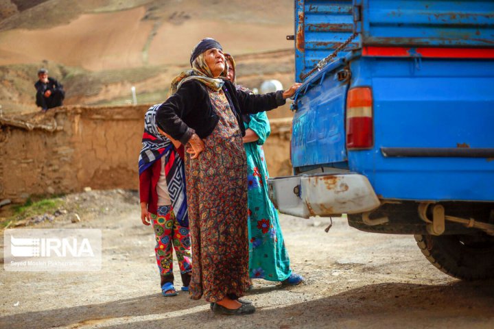 (تصاویر) توزیع بسته‌های غذایی در روستاهای کردستان‎