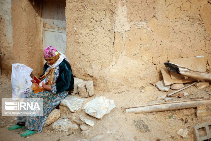 (تصاویر) توزیع بسته‌های غذایی در روستاهای کردستان‎