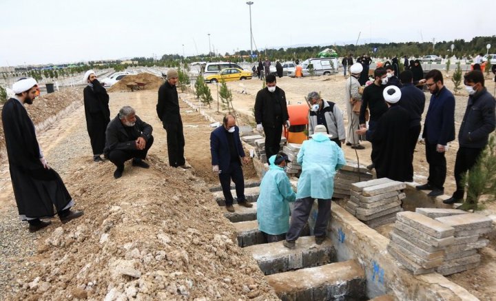 (تصاویر) دفن متوفیان مبتلا به کرونا در قم