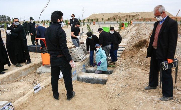 (تصاویر) دفن متوفیان مبتلا به کرونا در قم