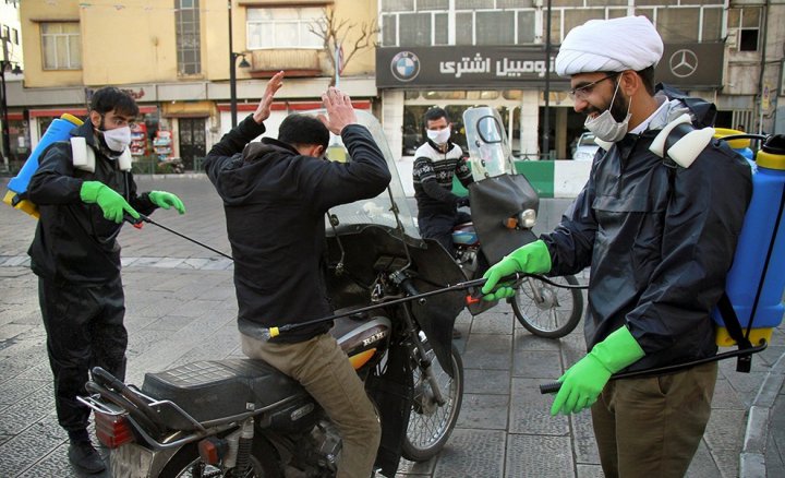 (تصاویر) ضدعفونی معابر شهری تهران توسط طلاب