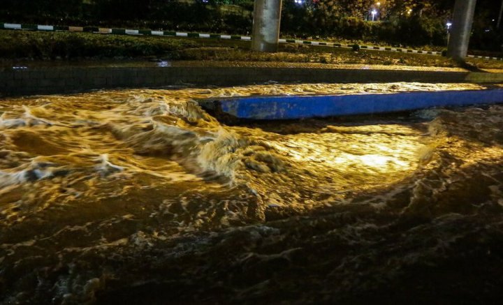 (تصاویر) بارندگی شدید و آب گرفتگی معابر قم