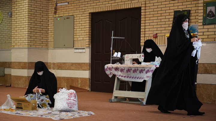 (تصاویر) تولید ماسک توسط بانوان طلبه