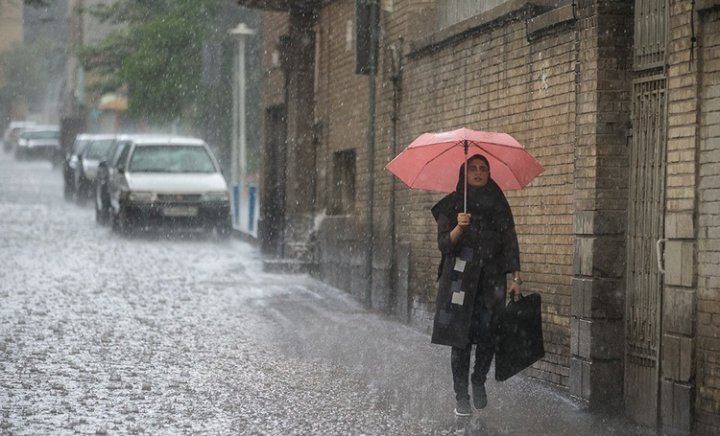 برف و باران در محورهای ١٣ استان