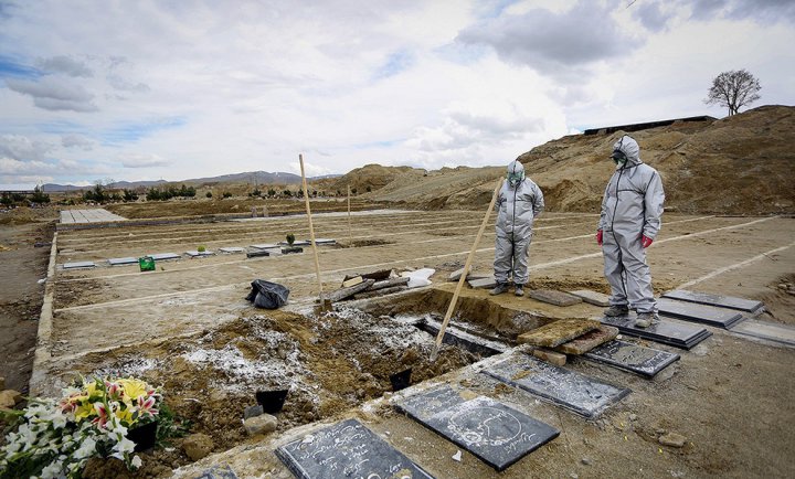 (تصاویر) خاکسپاری متوفیان کرونا در همدان