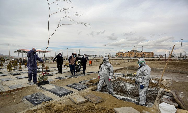 (تصاویر) خاکسپاری متوفیان کرونا در همدان