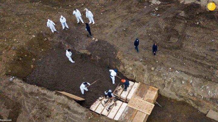 (تصاویر) دفن قربانیان کرونا در گورهای دسته جمعی