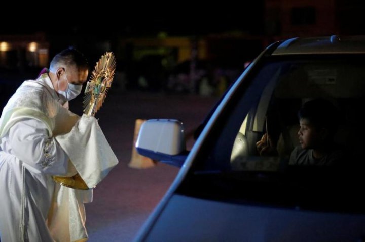(تصاویر) برگزاری عید پاک در هنگامه شیوع کرونا