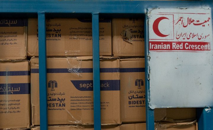 (تصاویر) اهداء کمک‌های بشر دوستانه به ایران