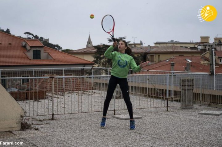 (تصاویر) تنیس‌بازی دختران همسایه از دو سوی دو پشت بام