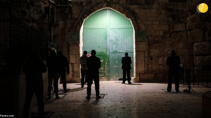 (تصاویر) نماز پشت درهای بسته مسجد الاقصی