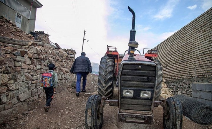 (تصاویر) معلم فداکار روستای میرمینگه