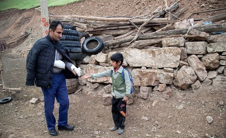 (تصاویر) معلم فداکار روستای میرمینگه