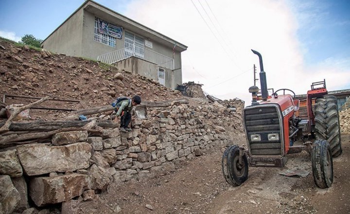 (تصاویر) معلم فداکار روستای میرمینگه