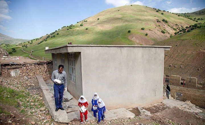 (تصاویر) معلم فداکار روستای میرمینگه