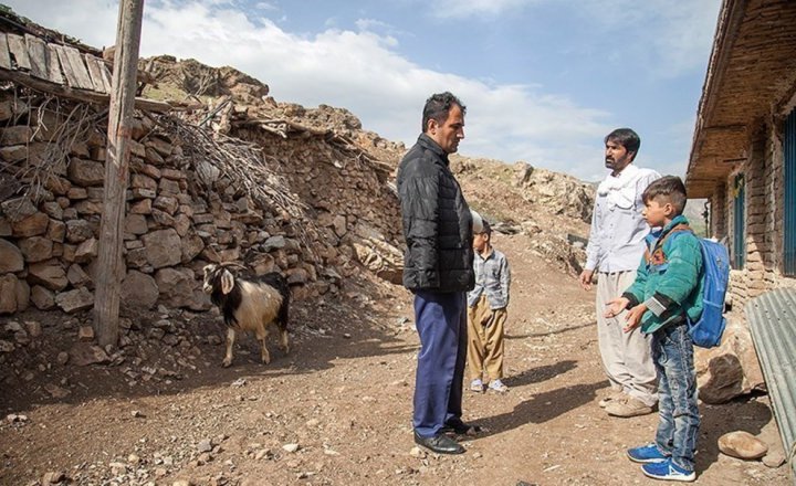 (تصاویر) معلم فداکار روستای میرمینگه