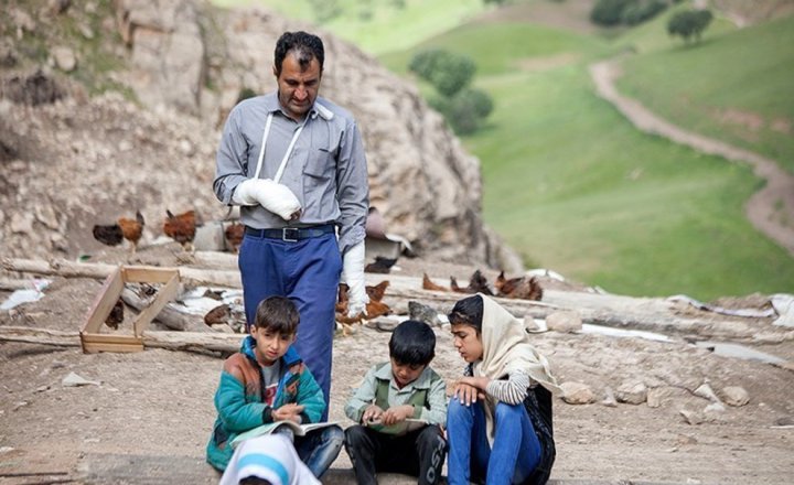 (تصاویر) معلم فداکار روستای میرمینگه