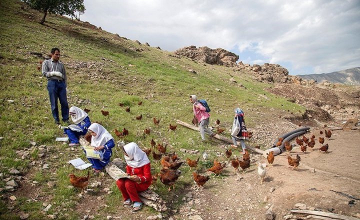 (تصاویر) معلم فداکار روستای میرمینگه