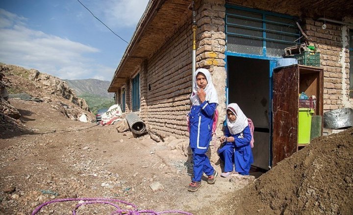 (تصاویر) معلم فداکار روستای میرمینگه