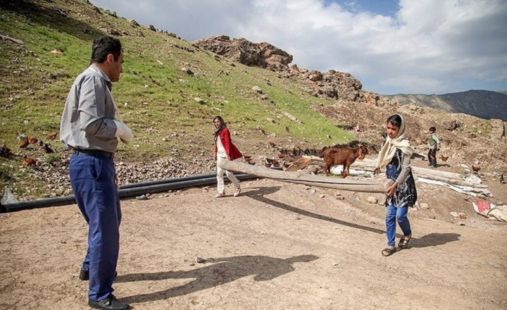 (تصاویر) معلم فداکار روستای میرمینگه