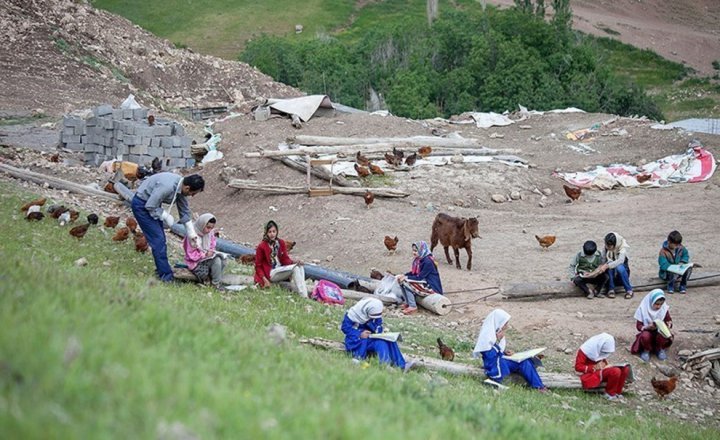 (تصاویر) معلم فداکار روستای میرمینگه