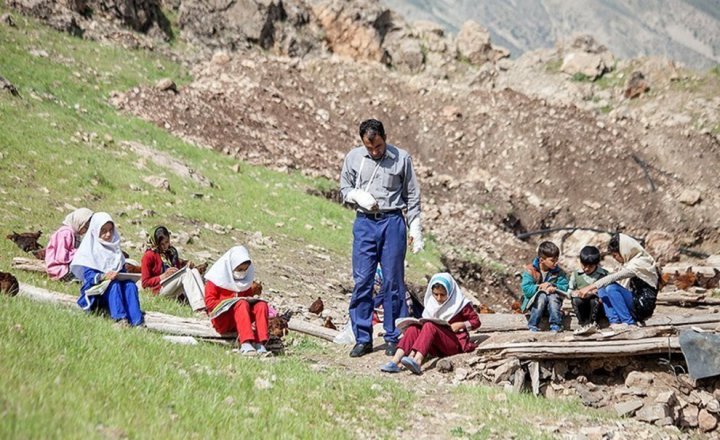 (تصاویر) معلم فداکار روستای میرمینگه